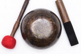 Кованая поющая чаша "Ичинг" UKV-106 (24,2 см, нота: До# 141 Гц) - Кованая поющая чаша "Ичинг" UKV-106 (24,2 см, нота: До# 141 Гц)